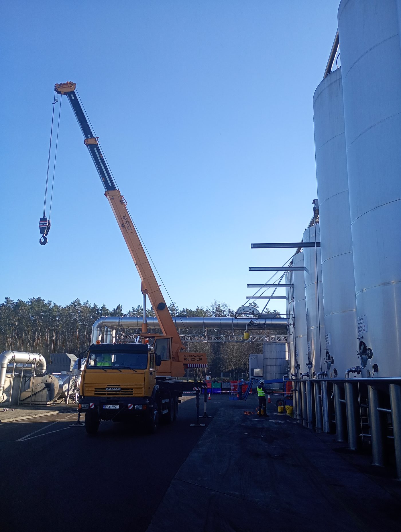 Dźwig na ciężarówce Kamaz 20 ton