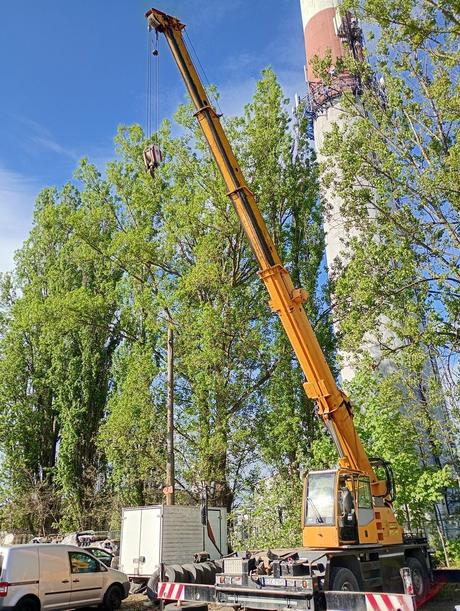 Prace dźwigowe na budowie
