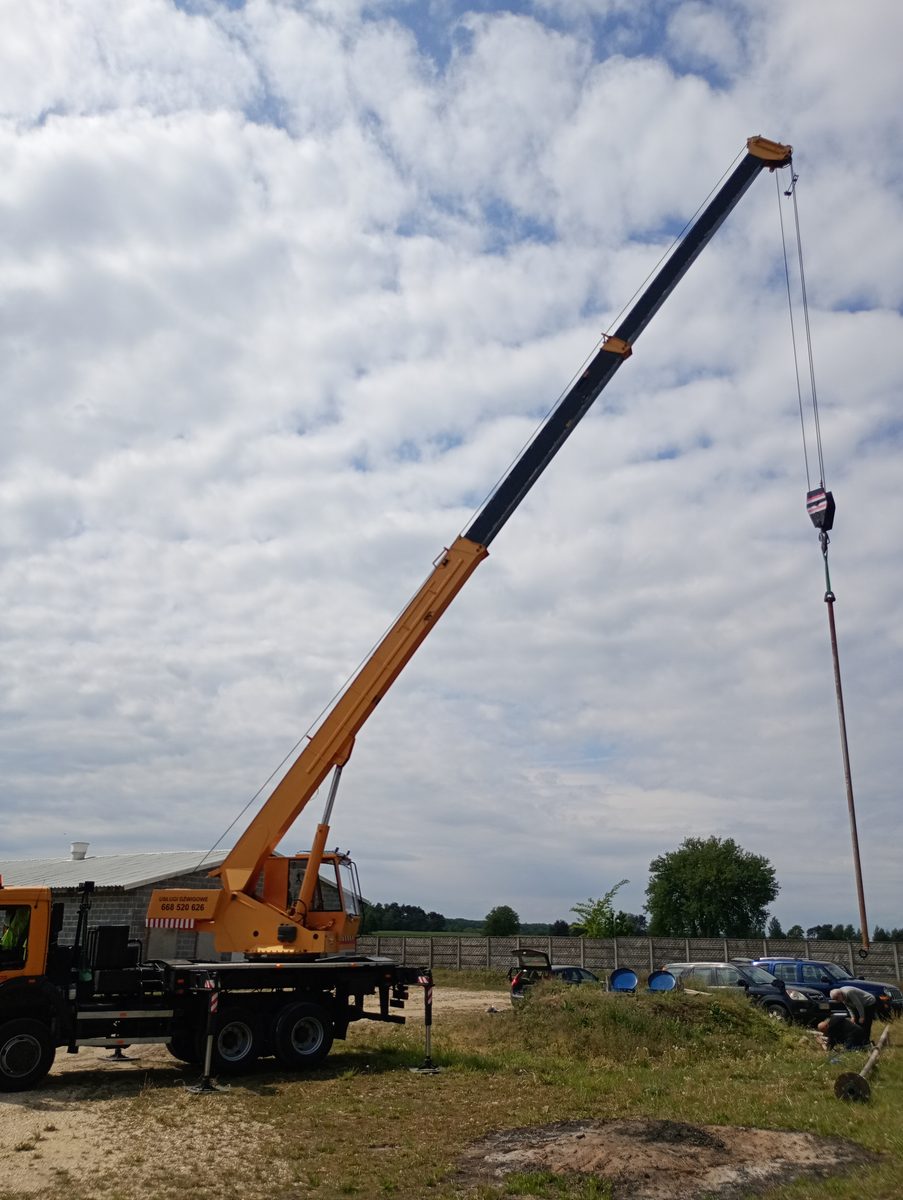 Prace montażowe dźwigiem w terenie